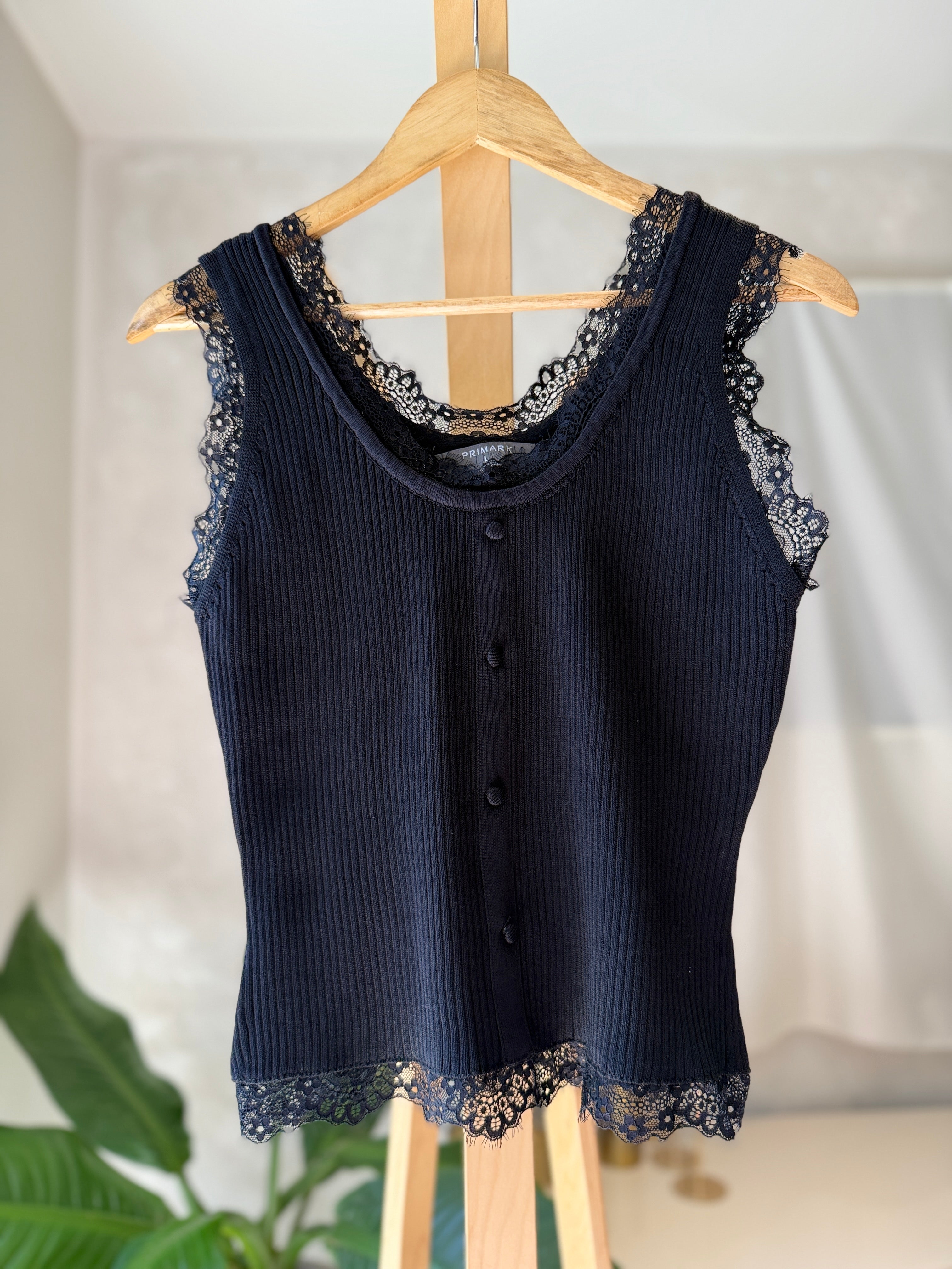 Blusa negra con detalle de encaje