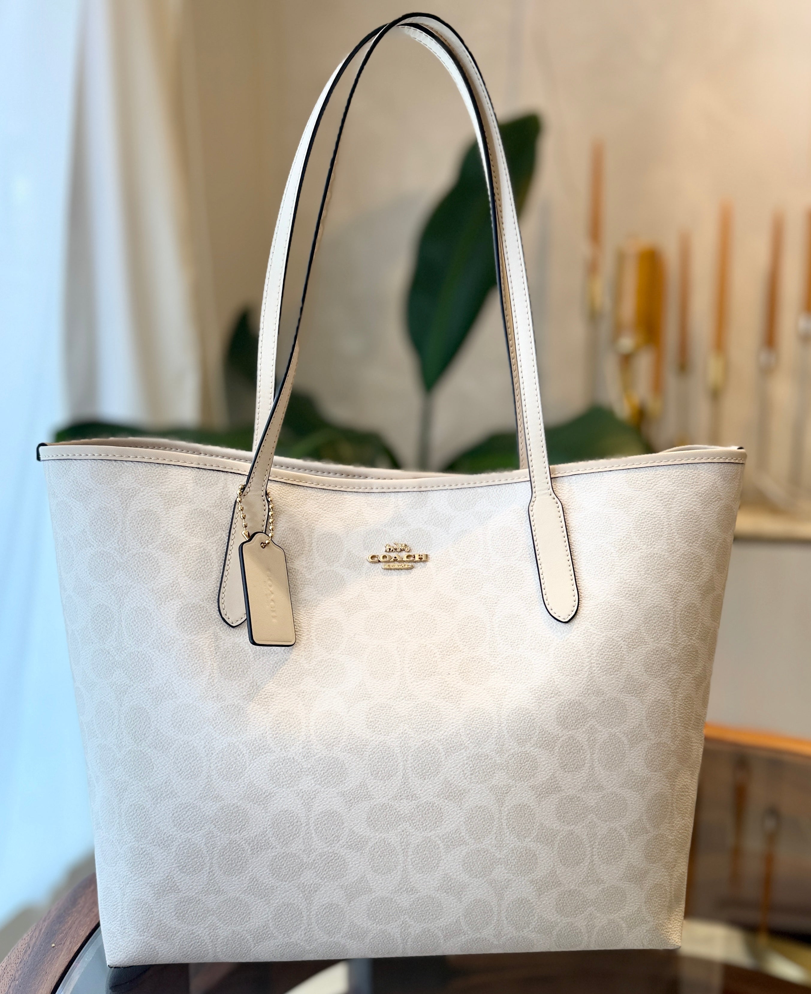 Bolsa Coach en tono beige