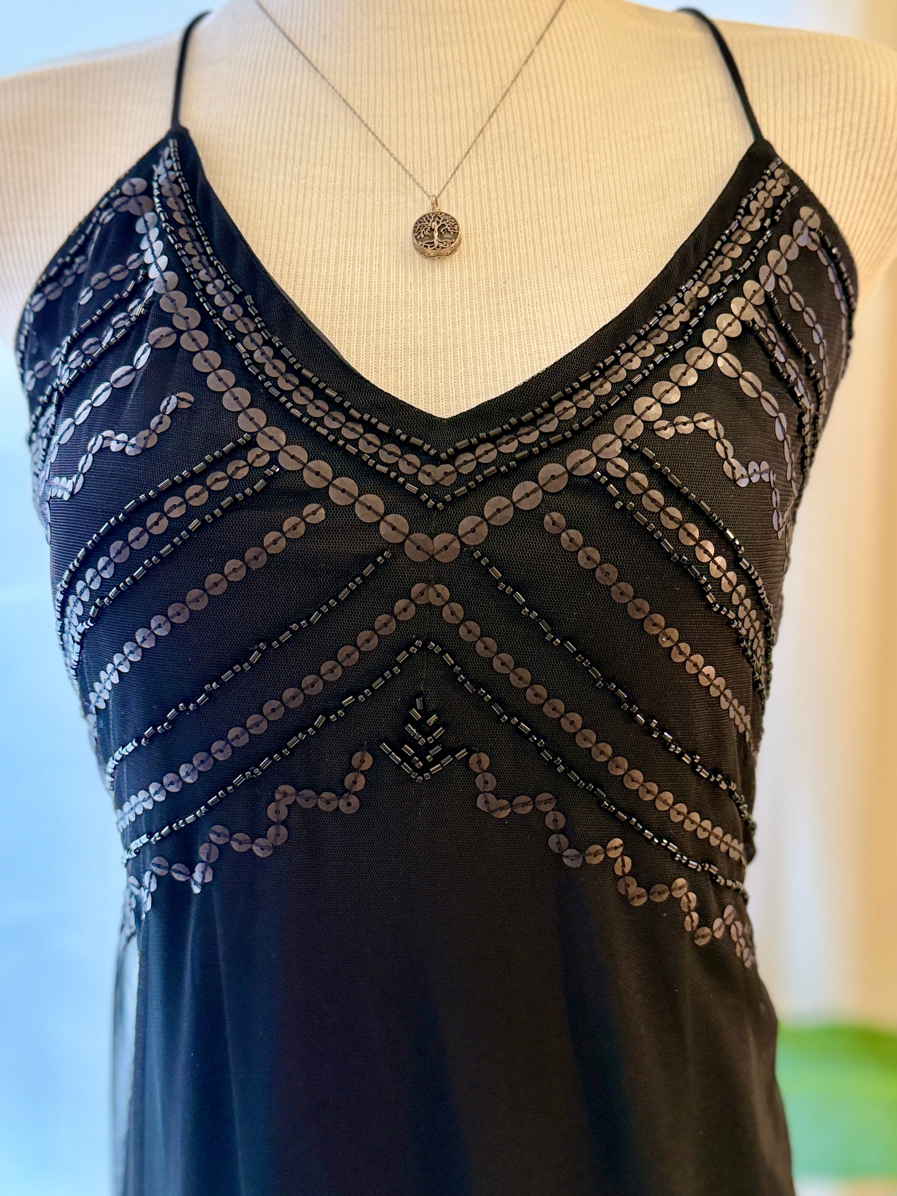 Vestido negro largo con transparencias