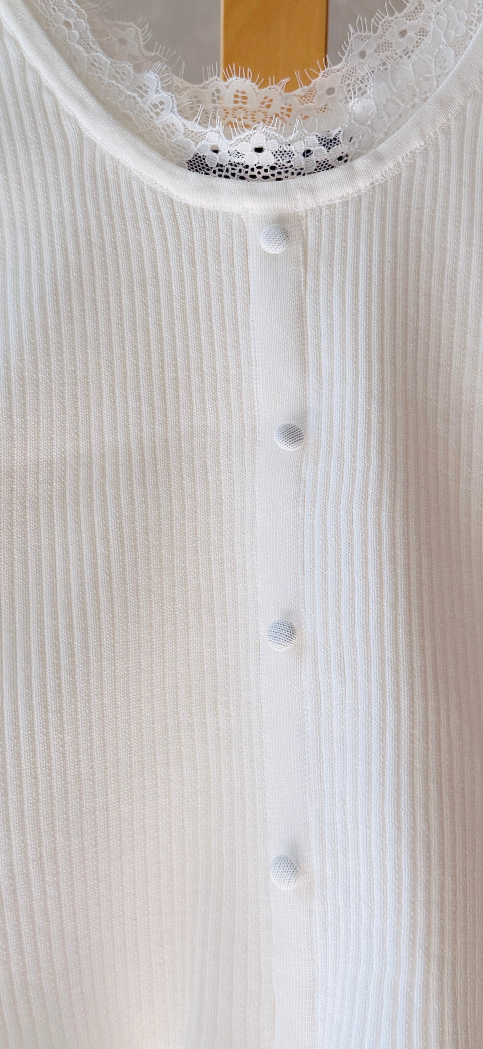 Blusa blanca con detalle de encaje