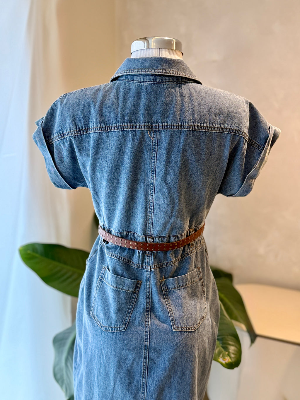 Vestido tipo mezclilla que estiliza