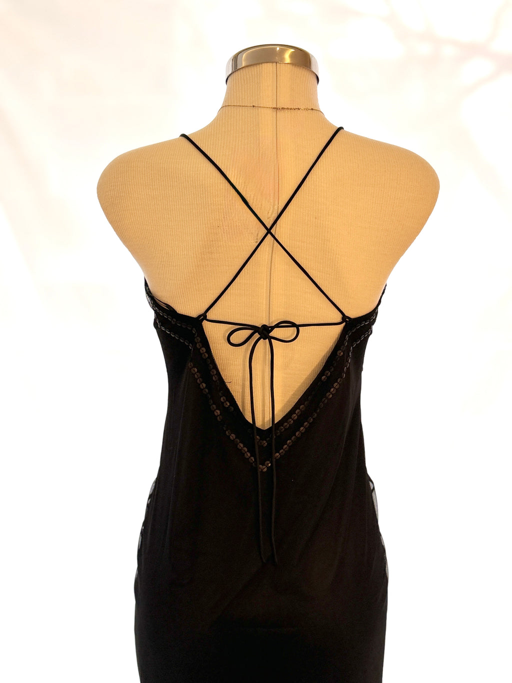 Vestido negro largo con transparencias