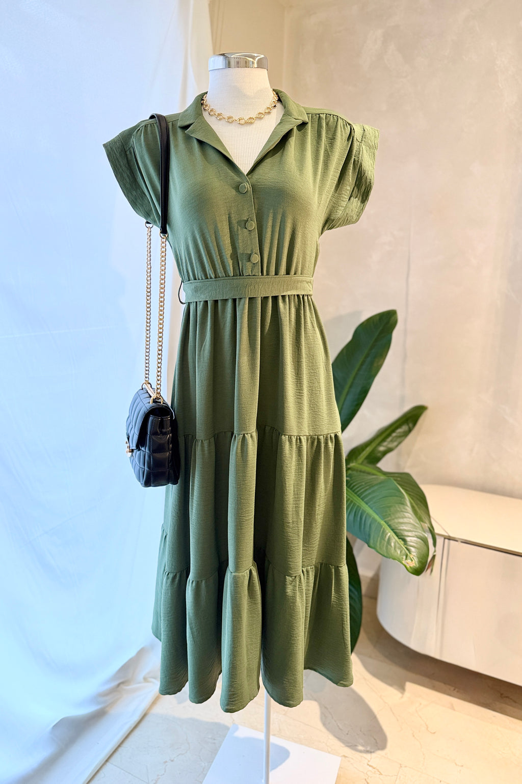 Vestido verde con corte que estiliza