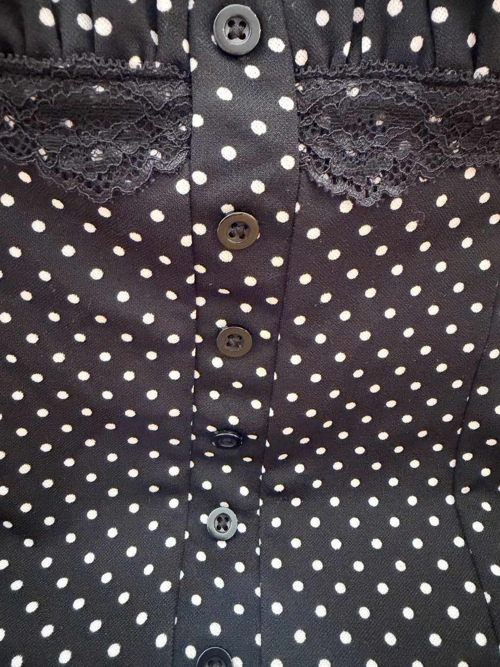 Blusa negra de lunares blancos