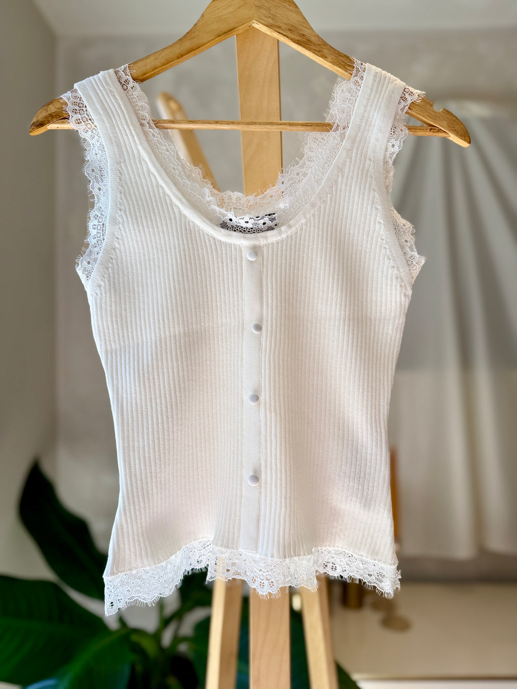 Blusa blanca con detalle de encaje