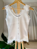 Blusa blanca con detalle de encaje