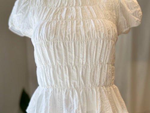 Blusa blanca fresca con textura