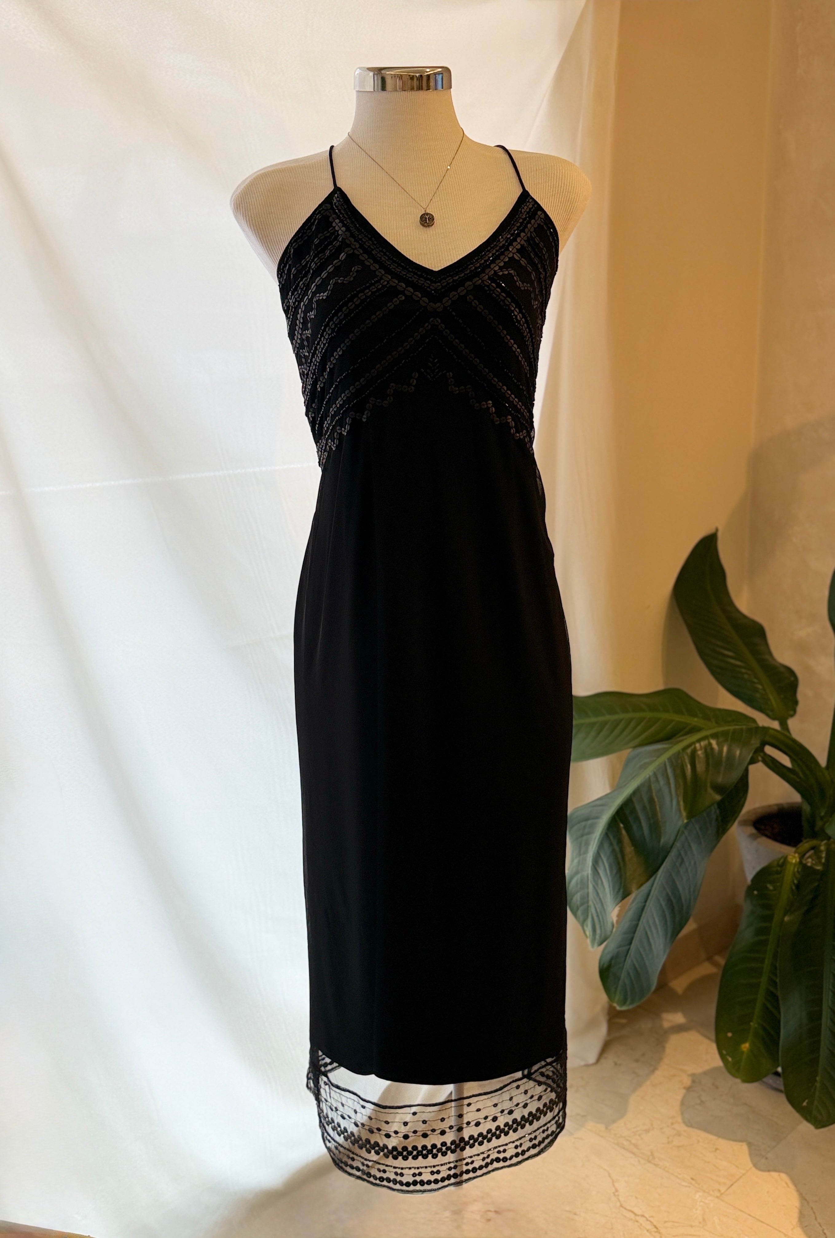Vestido negro largo con transparencias