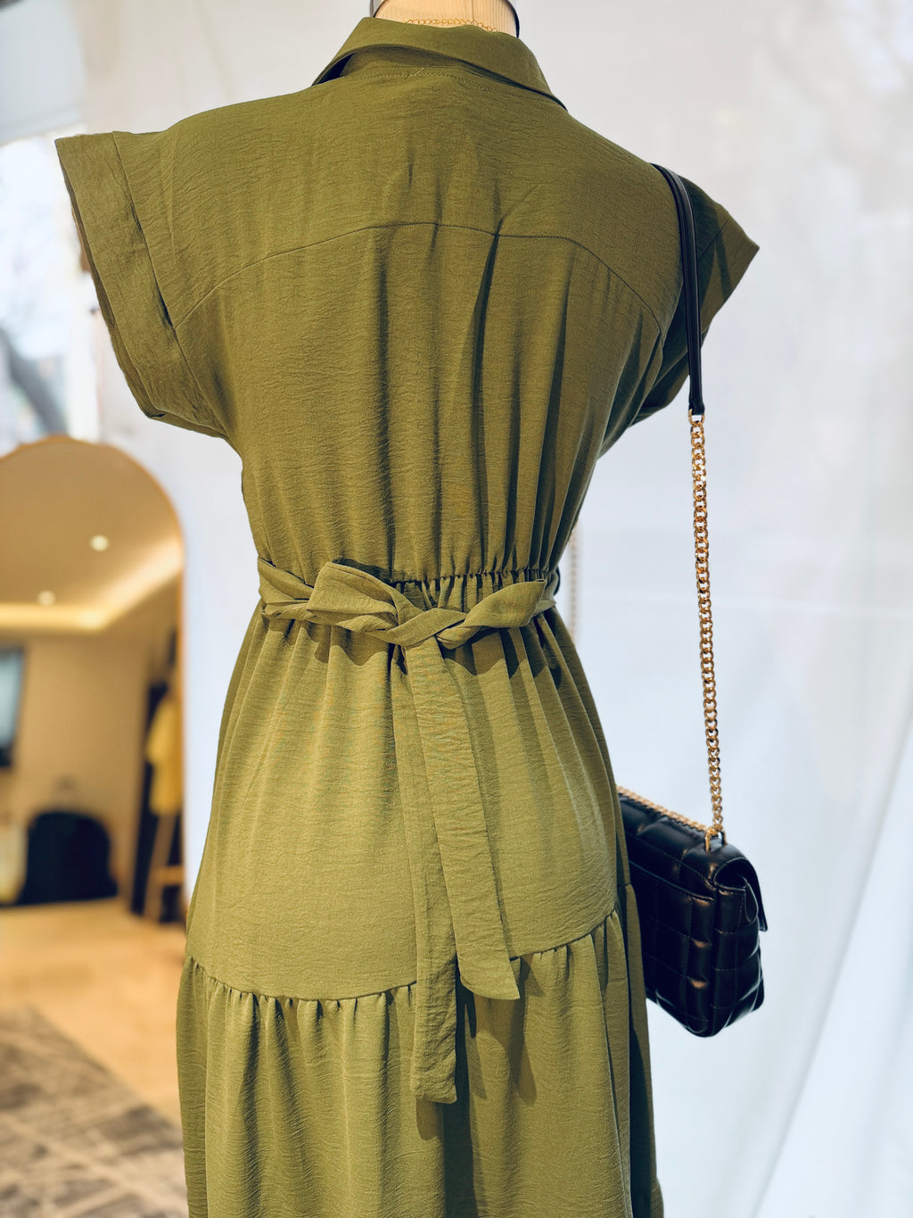 Vestido verde con corte que estiliza