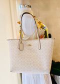 Bolsa Coach en tono beige
