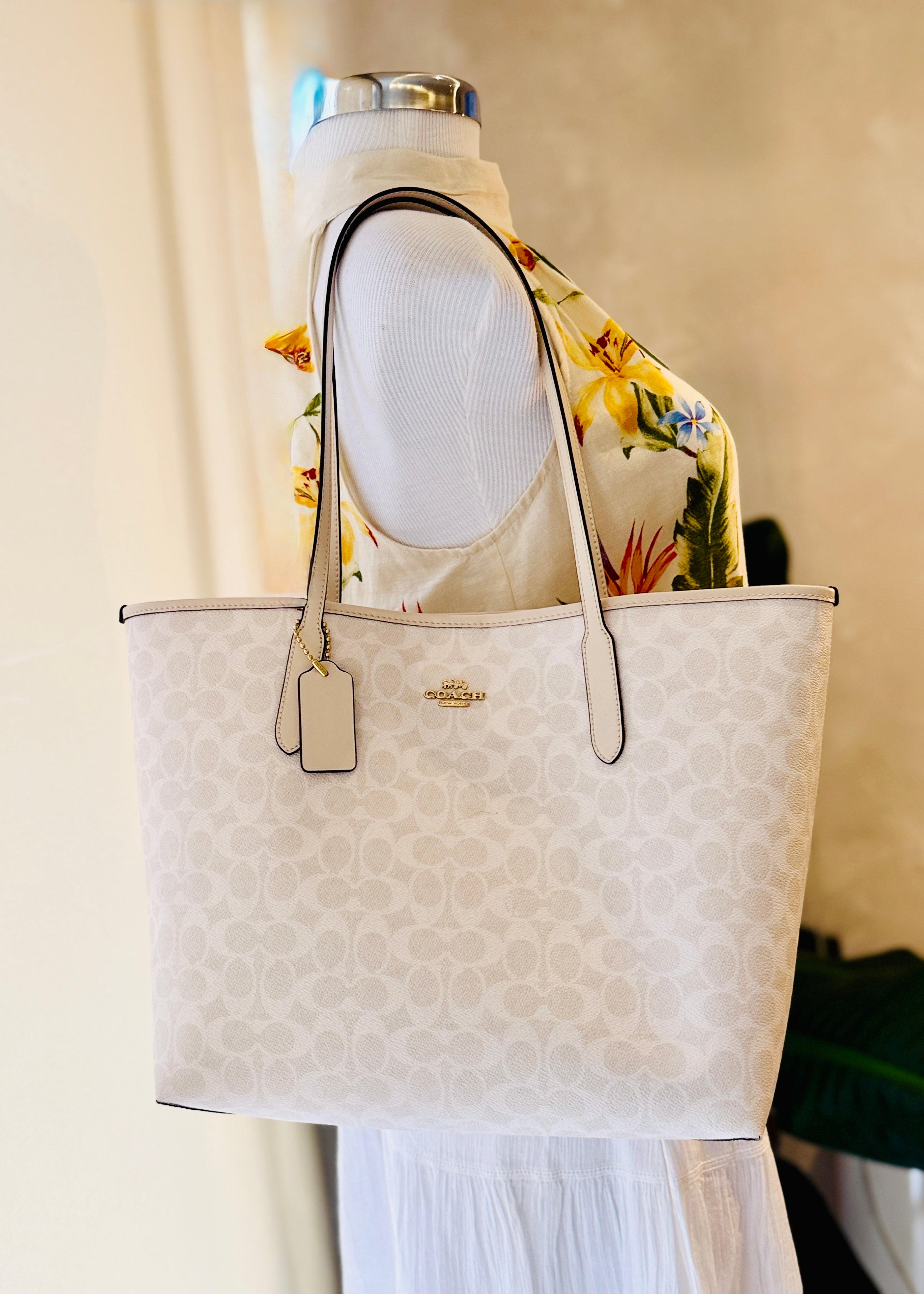 Bolsa Coach en tono beige