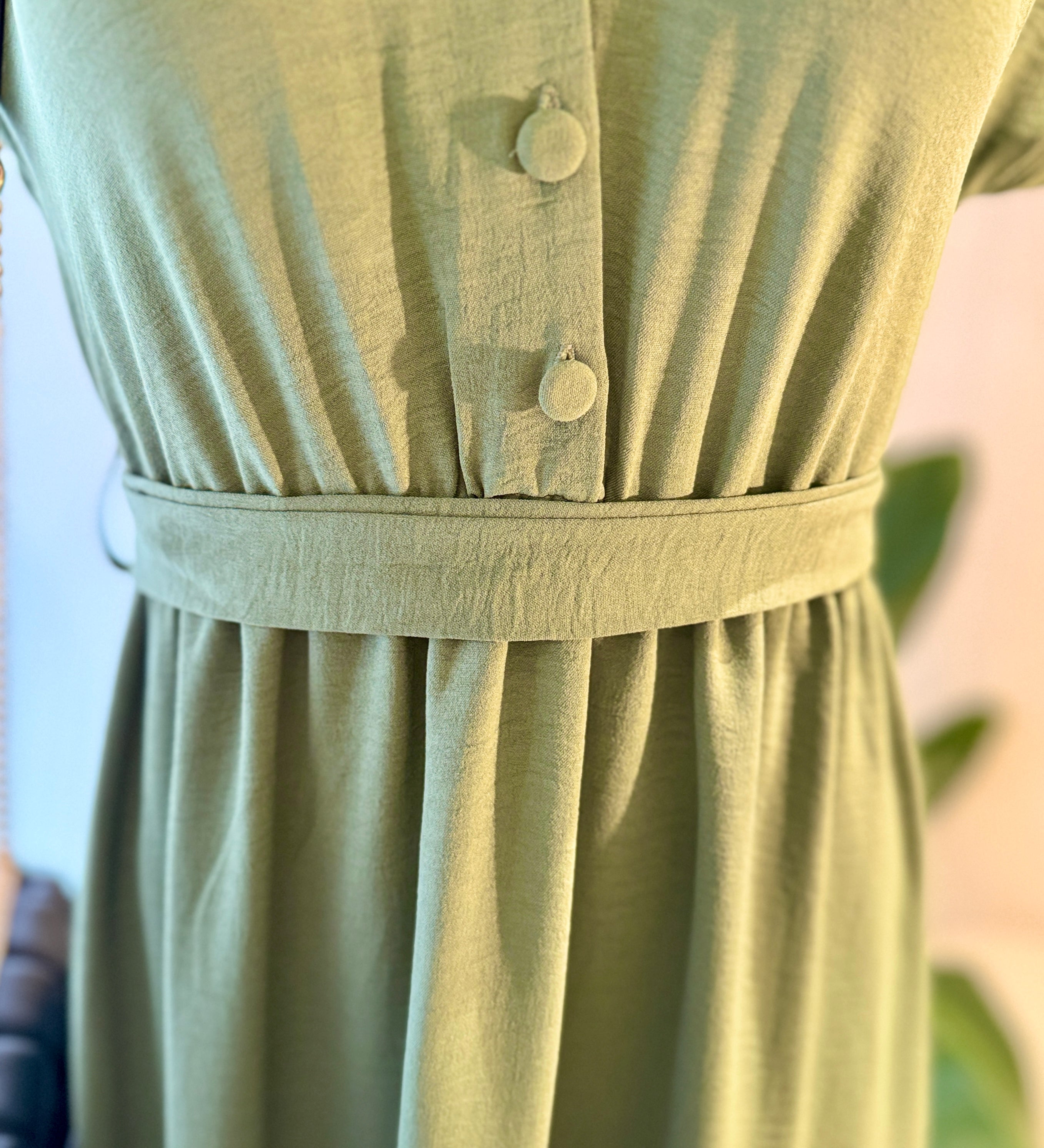 Vestido verde con corte que estiliza