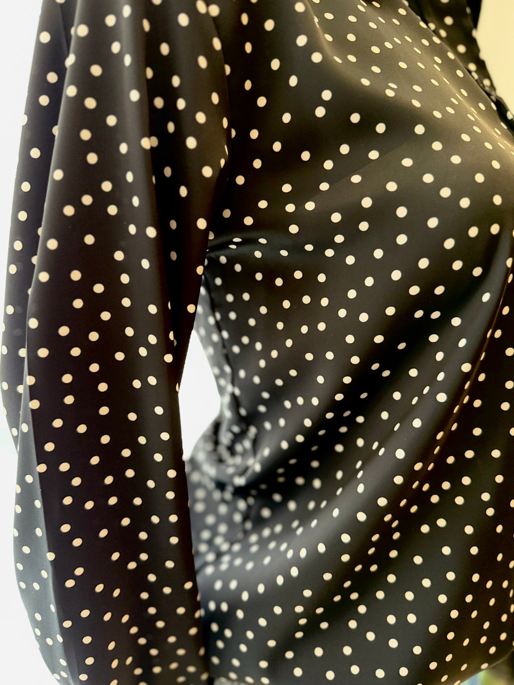 Blusa negra de lunares