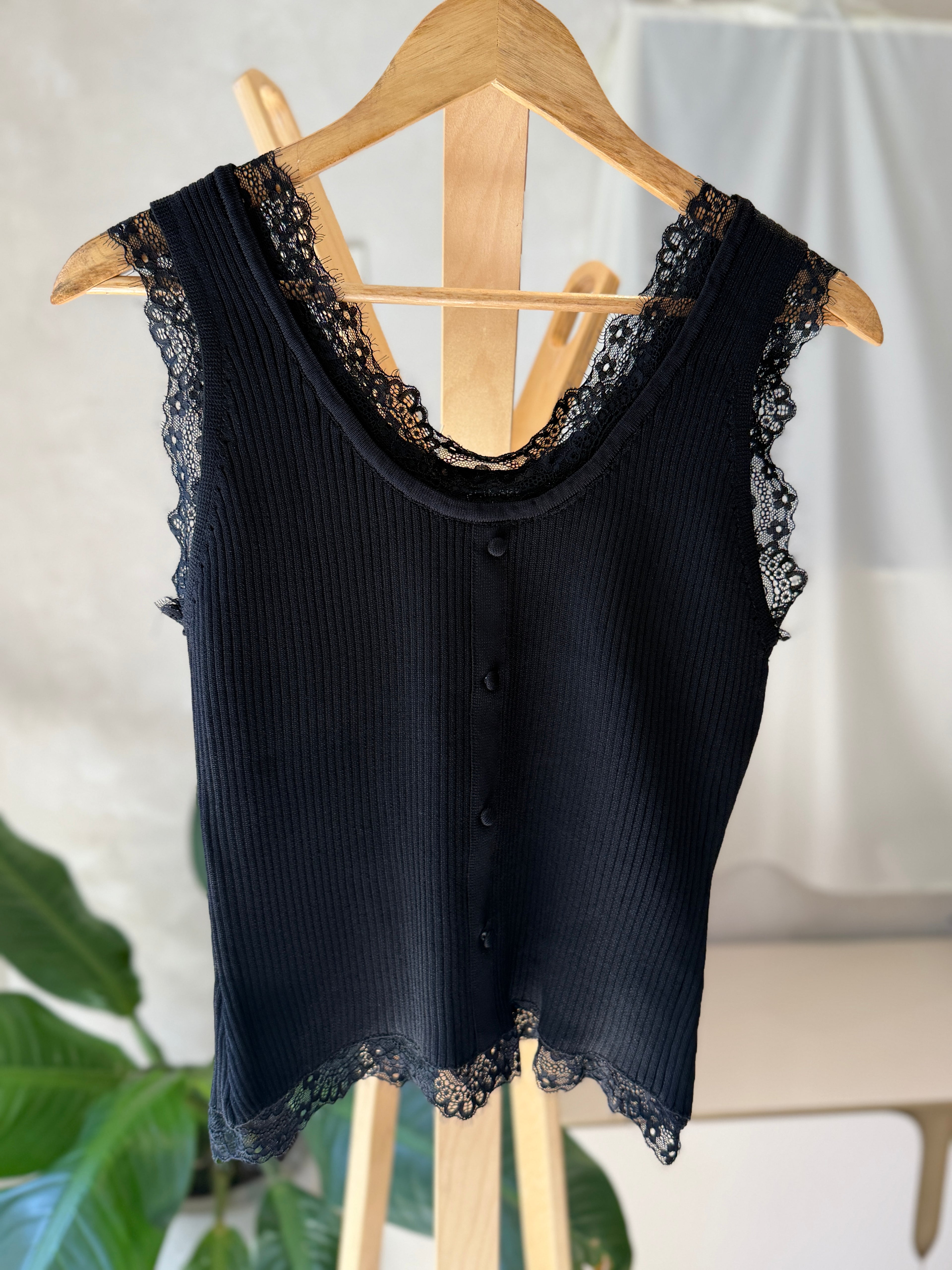 Blusa negra con detalle de encaje