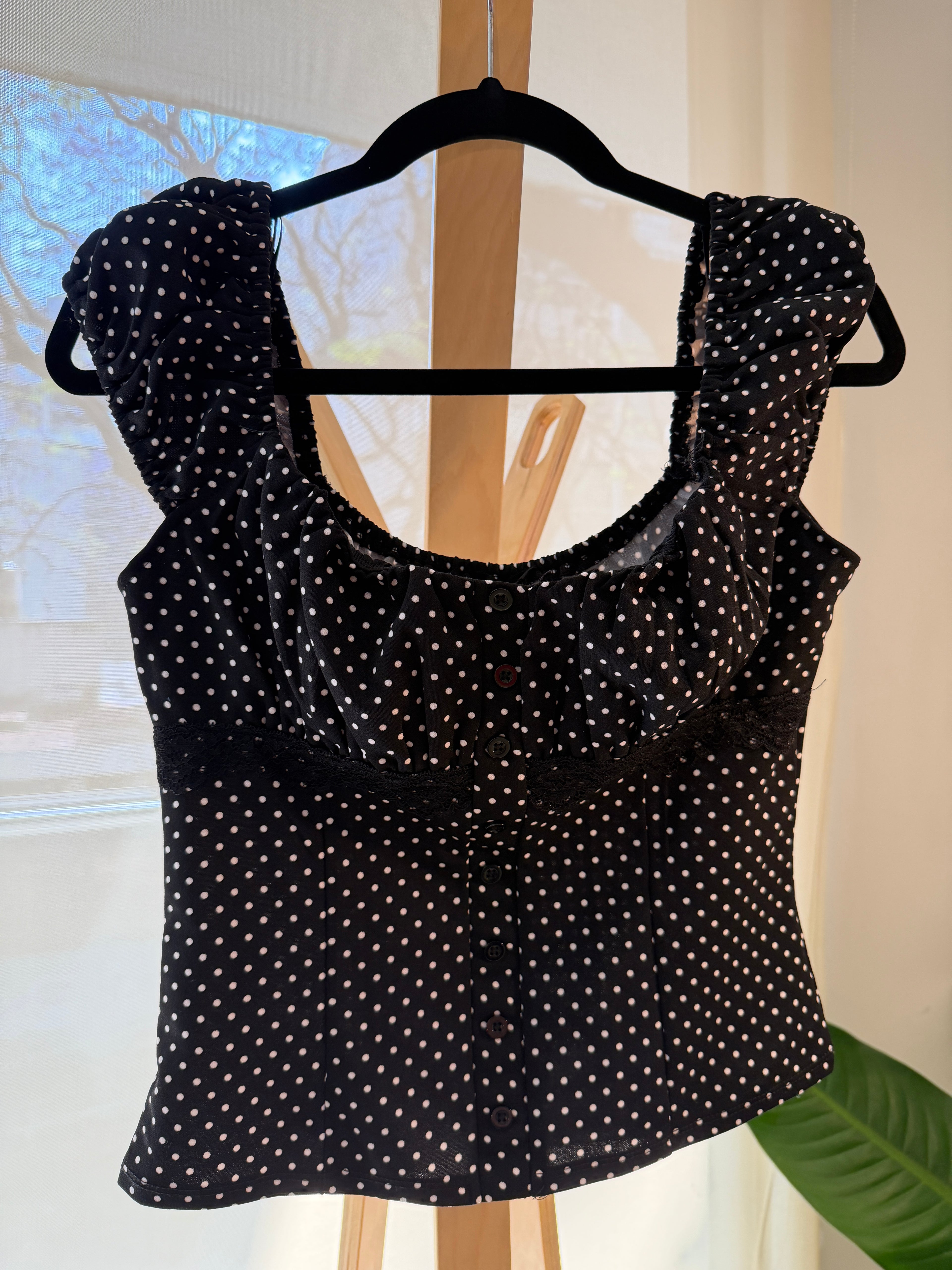 Blusa negra de lunares blancos