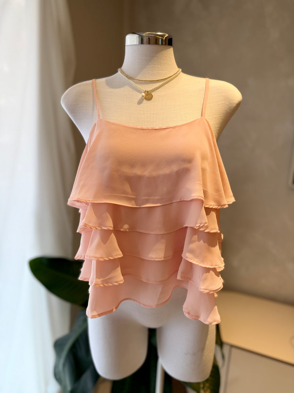 Blusa rosa con capas de olanes