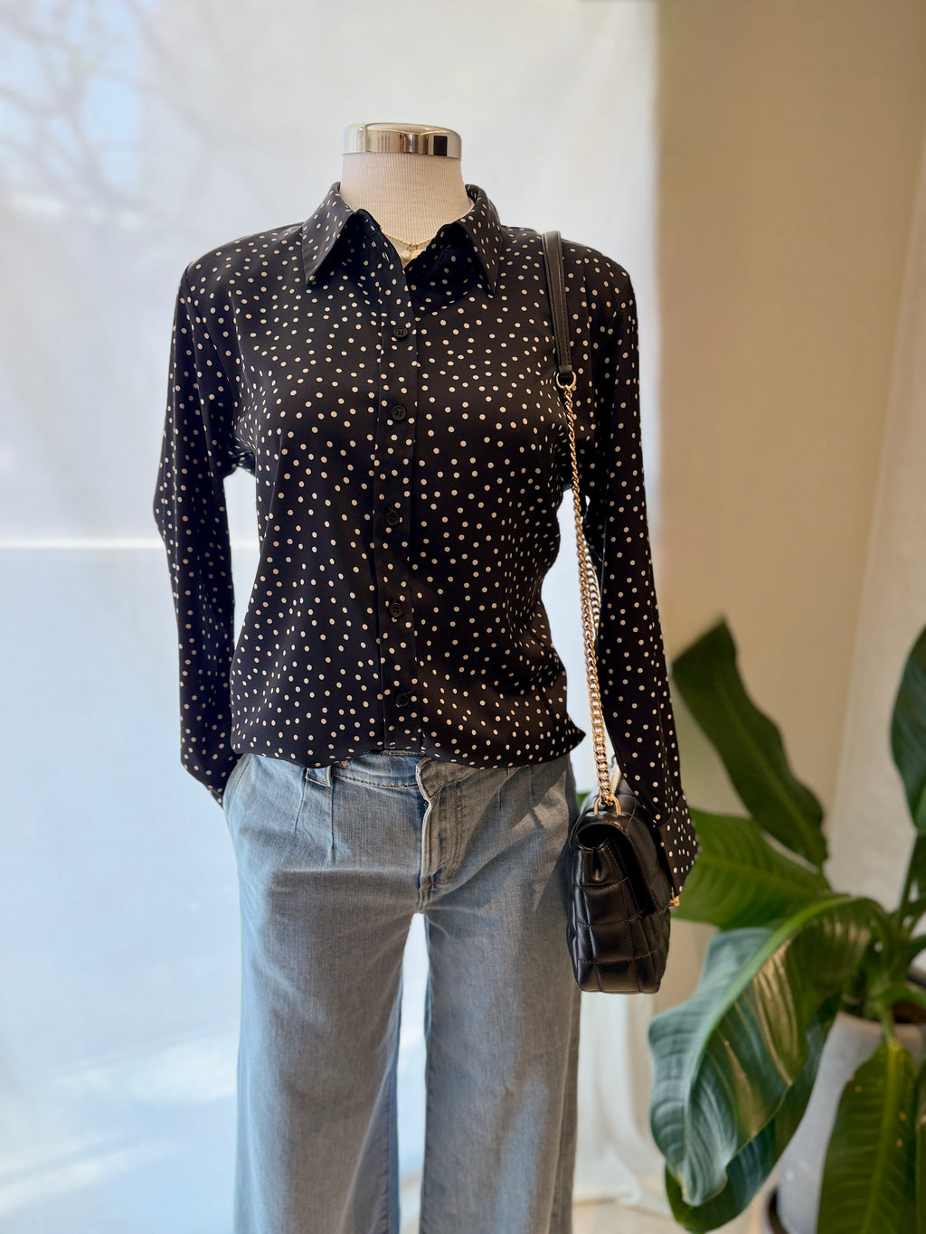 Blusa negra de lunares