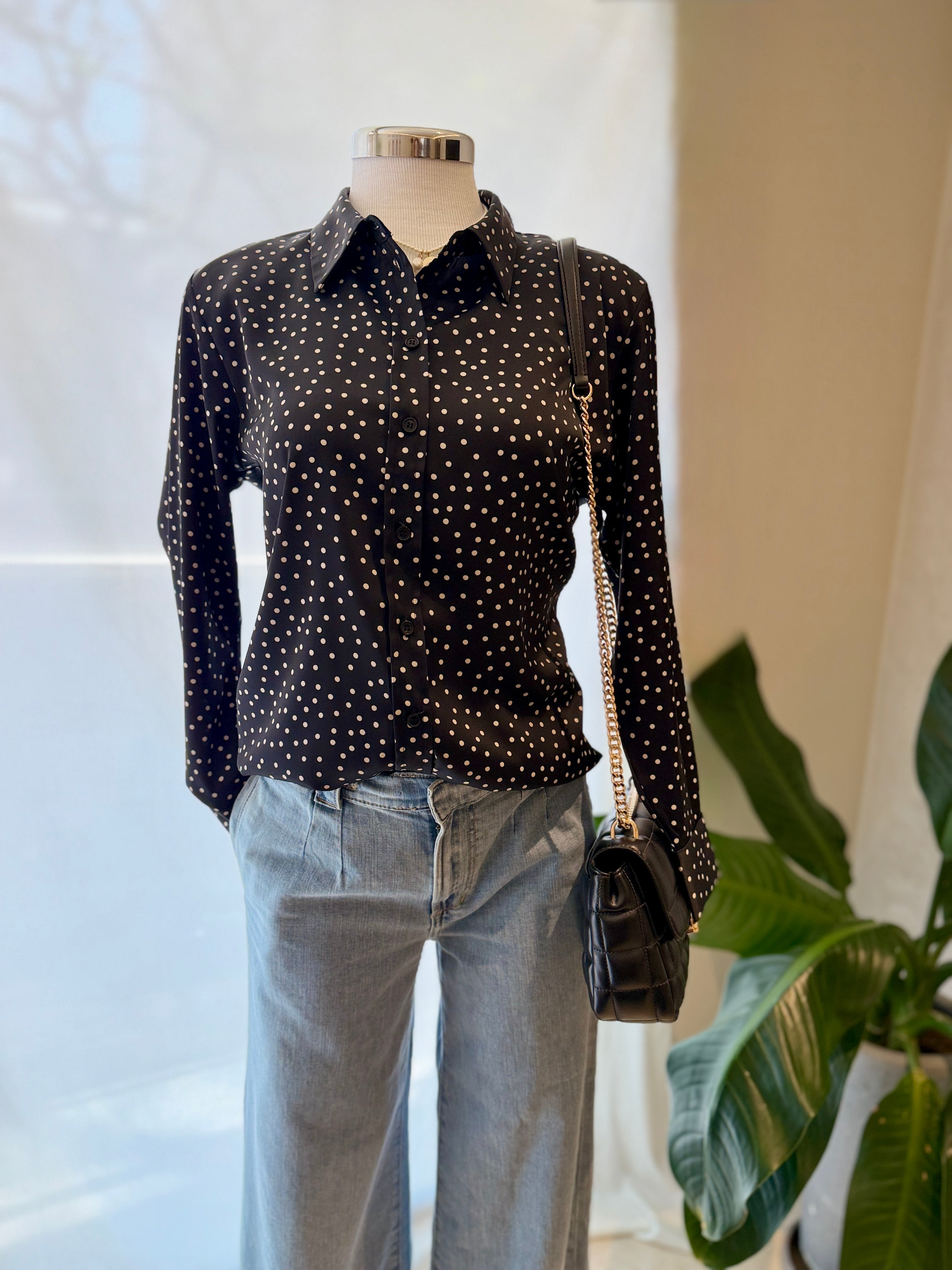 Blusa negra de lunares