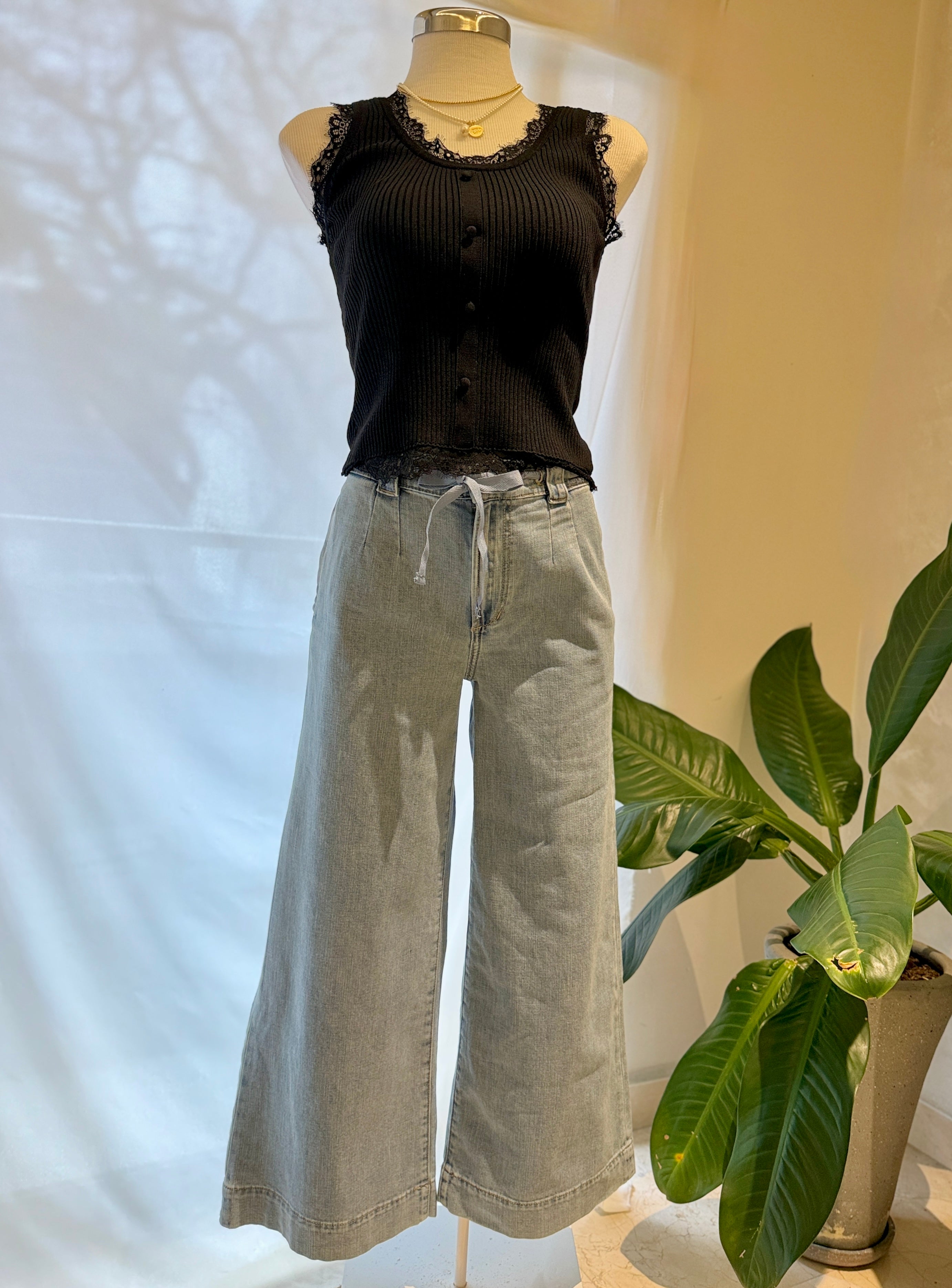 Pantalón de mezclilla corte amplio