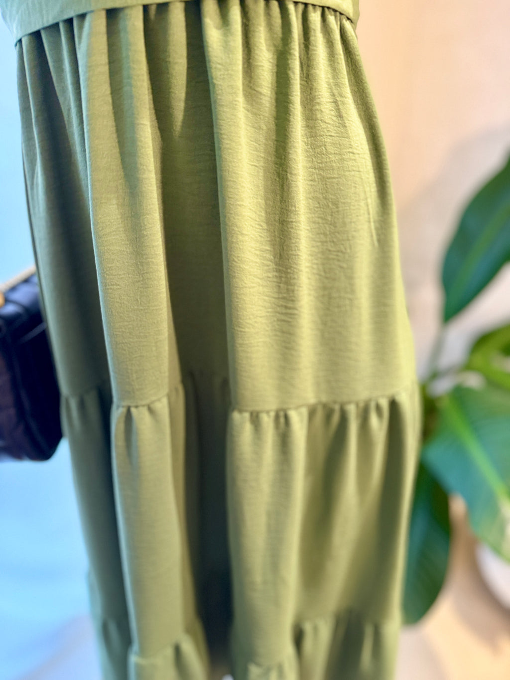 Vestido verde con corte que estiliza